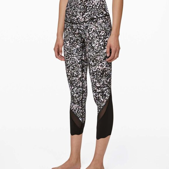 LULULEMON ATHLETICA Wunder Under Crop II Roll Down Scallop 10 | 24" black floral - Picture 2 of 11